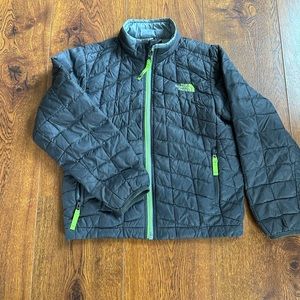 Excellent used condition. The North Face thermoball jacket. Youth xs (6)